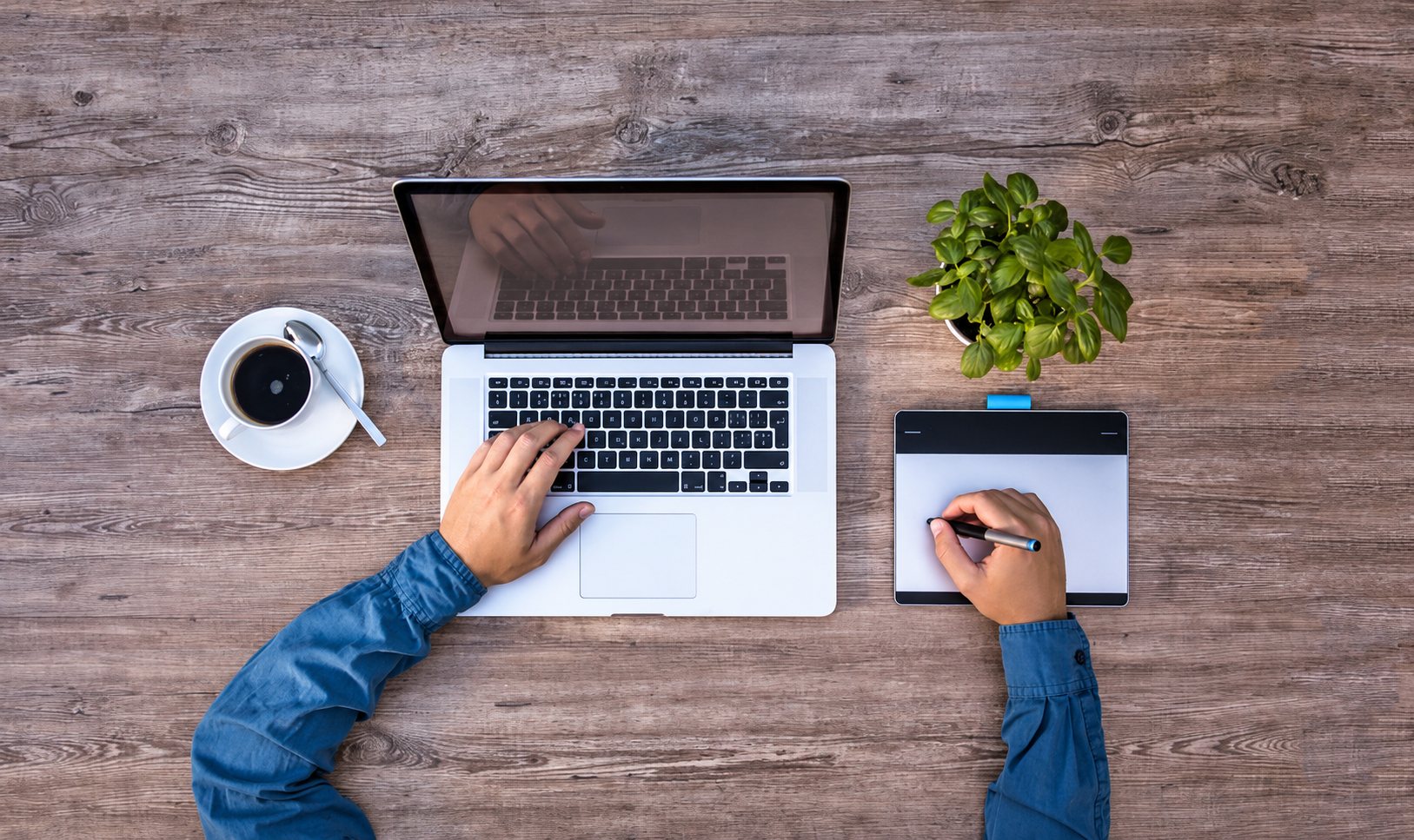 Bureau de conseiller patrimonial avec ordinateur portable et documents